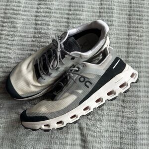 On Running womens Sneakers in White and Gray Cloud Vista